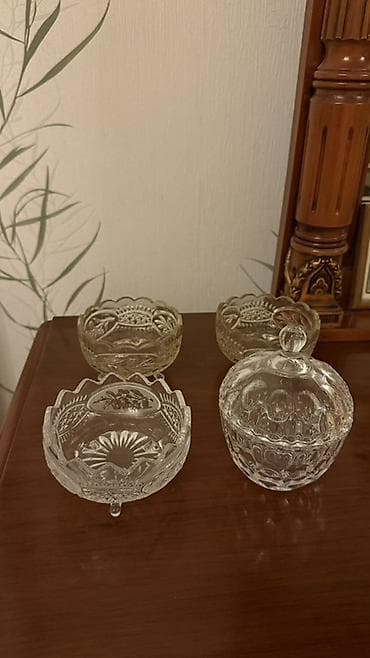 Biri 5 manatdır ayrı ayrıda satılır Kəsilmiş şüşədən dekorativ qablar