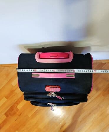 İdman qidaları: Səyahət çamadanı – yumşaq korpuslu, 4 təkərli, qara‑çəhrayı dizayn — 3