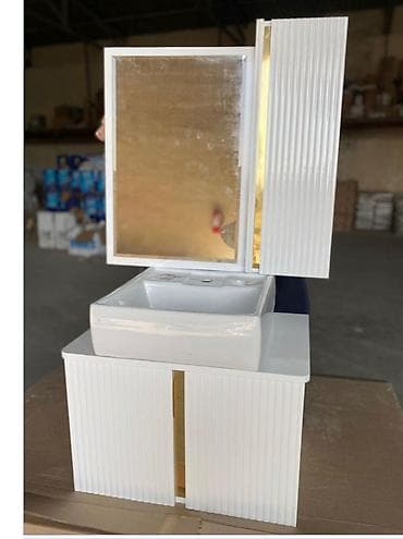 qapı hamam: Ağ rəngdə, flüt dizaynlı, qızılı vurğulu hamam mebeli dəsti. Dəstə — 1