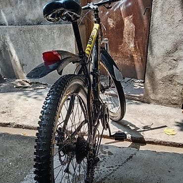 Dağ/şosse tipli velosiped - Güclü profilli, enli arxa təkər –