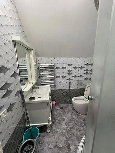 Geniş mansard tipli yataq otağı icarəyə verilir. Xüsusiyyətlər: - — 6