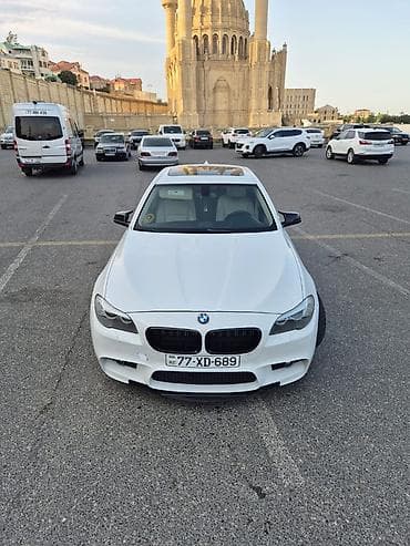 ford fusion 2013: BMW 5 Series (F10) – ağ rəngli sedan Xarici: - M paket ön bamper və — 3