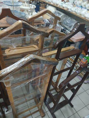 вешалка для брюк и рубашек напольная: Bu, paltarların səliqəli saxlanması üçün nəzərdə tutulmuş taxta — 4