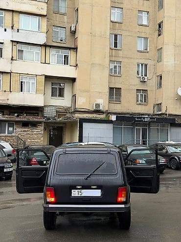 qara niva sekilleri: LADA Niva 3 qapılı SUV - Kuzov: 3 qapılı, qara rəng, arxa şüşə — 3