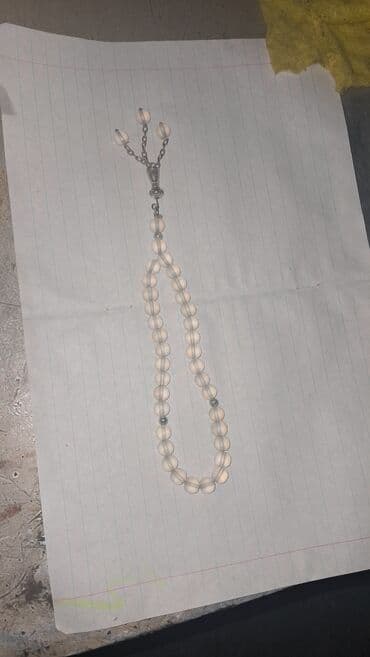 kehraba tesbeh: Ağ rəngli təsbeh - Material: donuq/yarı şəffaf muncuqlardan yığılmış — 1