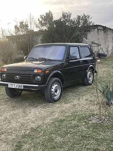 rengli işıq: LADA Niva (qara rəng, 3 qapı, 4x4) – şəhər və off-road üçün klassik — 8
