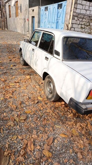 vaz kuza: Lada 2107 sedan – klassik ağ rəngdə, 4 qapılı. Texniki və xarici — 4