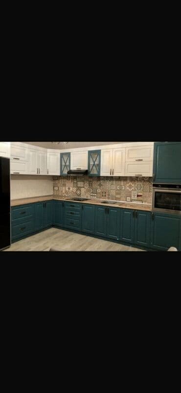 Ağ və tünd yaşıl rənglərdə olan bu L formalı mətbəx mebeli dəsti geniş