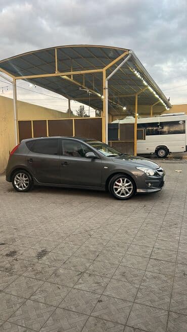 кондиционер купить в баку: Tünd boz rəngdə "Hyundai i30" hetçbek avtomobili. Avtomobilin arxa — 3