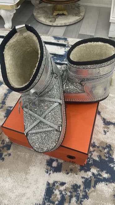 Uqqilər, Ölçü: 39.5, rəng - Gümüşü, Yeni