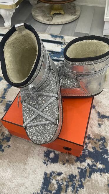 qadın üçün qış idman çəkmələri: Uqqilər, Ölçü: 39.5, rəng - Gümüşü, Yeni — 1