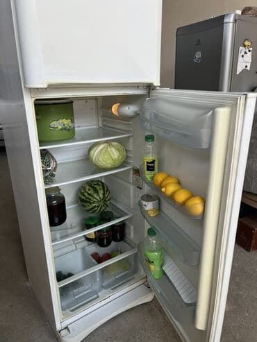 Техника для приготовления еды: Б/у 2 двери Indesit Холодильник Продажа, цвет - Белый, С колесиками — 4