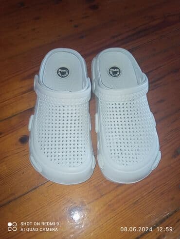 monotip tibbi geyimler: Tibb bacısı üçün Sabo. Təzədir. Üstündə 37 razmeri yazılıb, amma 38 — 3