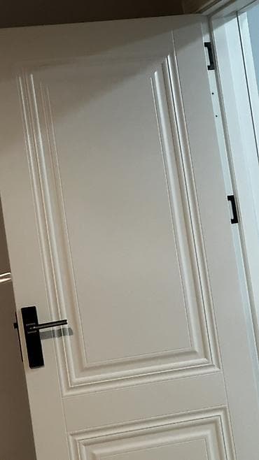 Ağ rəngli daxili otaq qapısı yenidir iki dene alınıp biri yazılıp biri