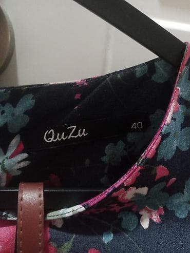 libas: Gül naxışlı, qolsuz qadın mini donu. Tünd fonda çəhrayı və yaşıl — 2