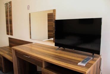 Həyət evləri və villalar: Obyekt satılır. Obyektin ümumi ərazisi 1.5 hektardi. 3 mərtəbəli — 7