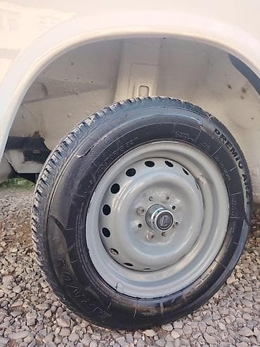 vaz 2107 kapot: VAZ 2107, ağ rəng, sedan kuzov. - Klassik dizayn: xrom ön barmaqlıq — 5