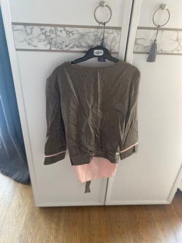 çəhrayı qadın köynəkləri: Boz gumuşu rəngdə, dest yumru yaxa kəsimi və geniş qolları var. Arxa — 3