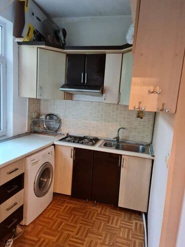 kirayə ucuz ev: 7ci mikrorayonda. 5/5, orta təmirli bütün əşyaları ilə 2 otaq, YALNIZ — 9