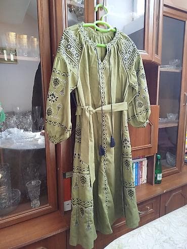 Boz-yaşıl rəngdə etno tərzli qadın paltarı. Uzun model, geniş uzun qol