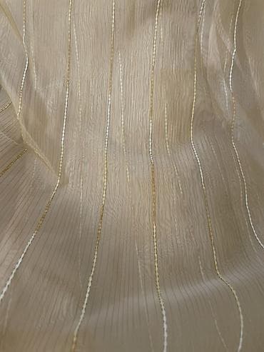 Zərif tül parça – şampan/bej tonunda, şəffaf və yüngül. Parçanın