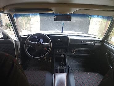 maşınlar 07: VAZ 2107, ağ rəng, sedan gövdə. Xüsusiyyətlər: - Klassik “07” — 8