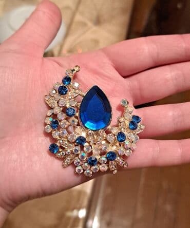 gümüş üzüklər qiyməti: Göy rəngli böyük bir damcı daşı olan, qızılı rəngdə bəzəkli broş — 1