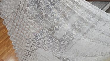 yuxuda ağ pərdə görmək: Ağ rəngli, zərif güllü naxışlarla bəzədilmiş tül pərdə. Yüngül və — 1