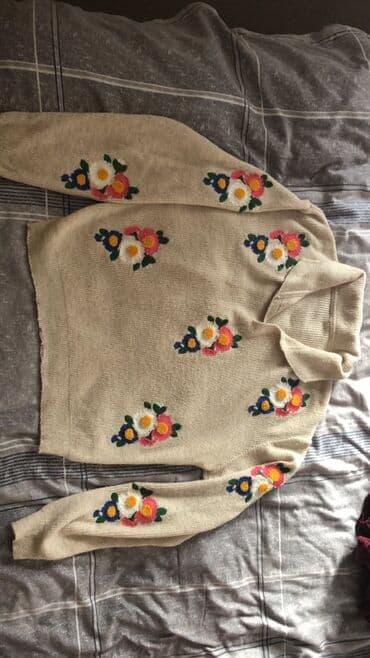 Hər biri 5m Qadın üst geyimləri dəsti Tərkib: - Bej rəngli, qollu və