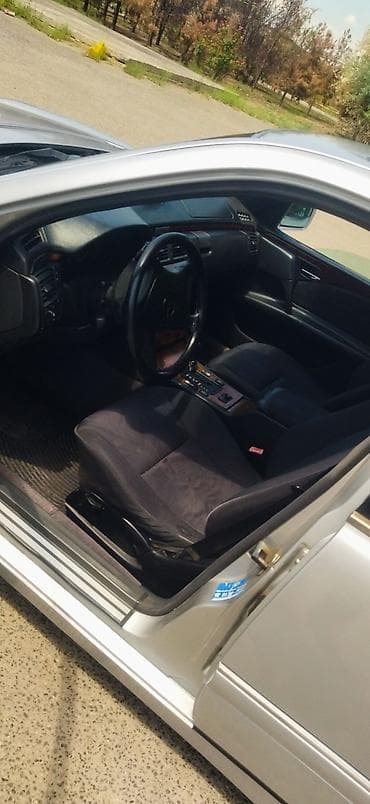 disk 14: Mercedes-Benz E-Class: 2.3 l | 1996 il Sedan — 4