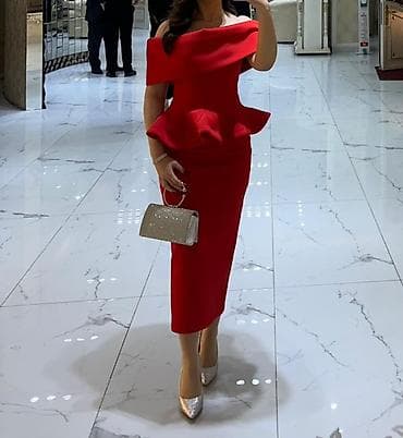 toxunma corablar: Qırmızı zərif qadın paltarı - Model: off-shoulder (çiyin açıq), üst — 1