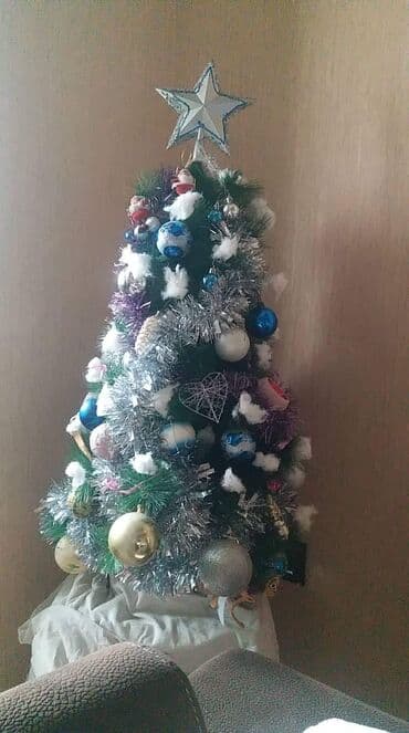 Елка,размер 0,80 м.очень пушистая.20ман без игрушек