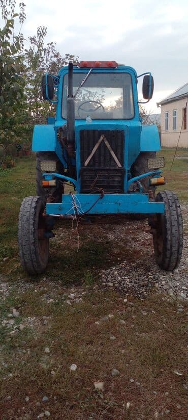 işlənmiş akkumulyator: Mavi rəngli təkərli traktor - Kabinli model, ön egzoz borusu və tavan — 1