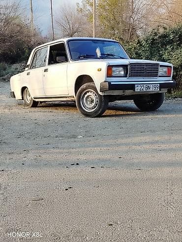 güzgü kamera: VAZ 2107, ağ rəng, sedan kuzov. Texniki xüsusiyyətlər: - Benzin — 5