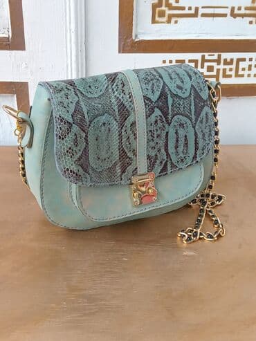 Сумка из натуральной кожи с клапаном из кожи змеи, размер 20 см., на