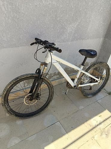 cube velo: Velosiped – dağ/trek tipli, 26" təkərli Xüsusiyyətlər: - Çərçivə — 3