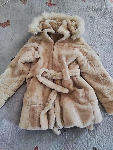 Qadınlar üçün qışlıq süni kürk plaş - Rəng: açıq bej/krem - Material — 1