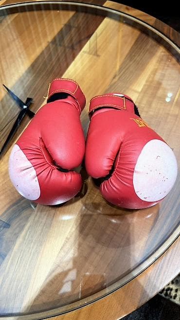 Məhsul: Everlast boks əlcəkləri - Rəng: qırmızı, yumruq hissəsində ağ