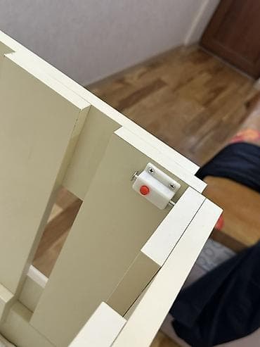 intex matras: Uşaq çarpayısı (beşik) – taxta konstruksiya, açıq bej rəng. - Yanları — 1