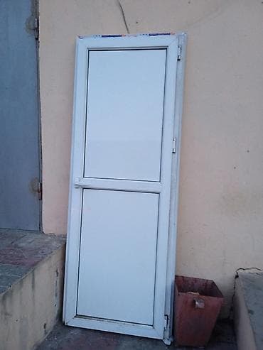 PVC plastik qapı - Material: ağ rəngli PVC profil - Dizayn: yuxarı və
