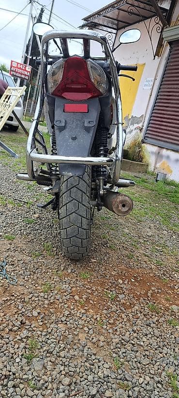 maşın danqıratı: Skuter/moped – sport üslublu, qırmızı-ağ gövdə, “REPSOL” tipli qrafika — 3