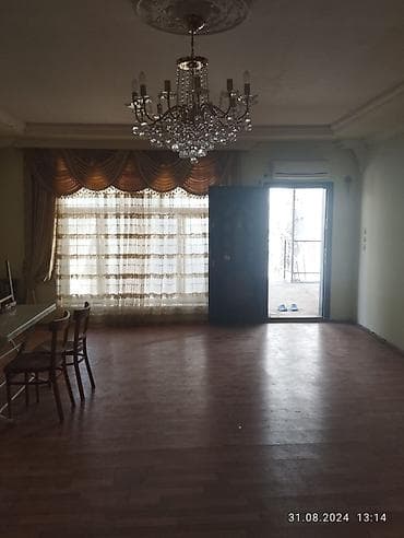 Geniş və işıqlı mənzil təqdim olunur. Böyük zalı, hündür tavanı və