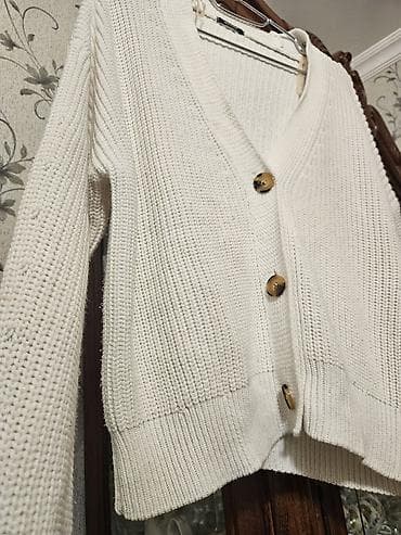 stringer alt paltarı: Qadın kardiqanı – krem/ağ rəngdə, iri toxuma trikotaj. - Model — 2