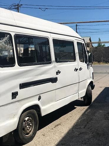 Nəqliyyat: Ağ rəngli mikroavtobus/van. Xüsusiyyətlər: - Uzun və yüksək damlı — 6