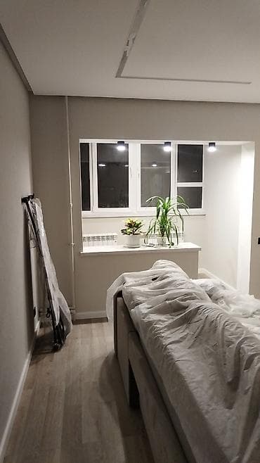 taxta tavan modelleri: LED xətləri və gizli işıqlandırma ilə alçıpan tavan və divar dizaynı — 2