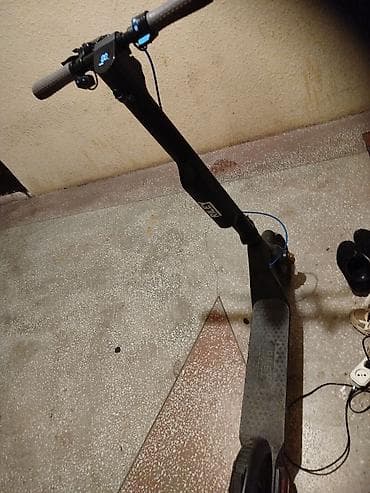 Şəhər gəzintiləri üçün nəzərdə tutulmuş elektrik skuter. Sağlam tutuş