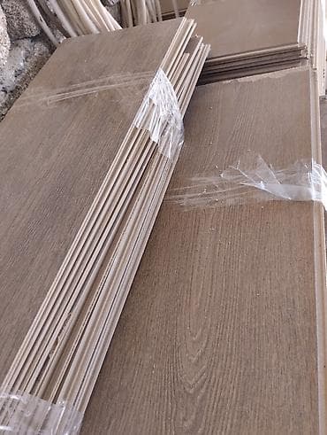 dekor agaclar: Laminate döşəmə taxtaları – ağac naxışlı, isti qəhvəyi ton. Məhsul — 5