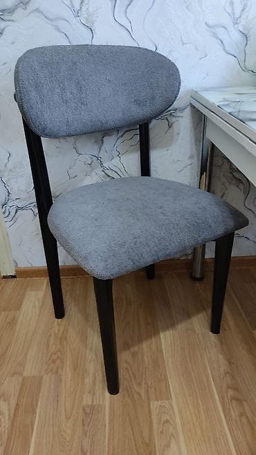 kuxna stulari: Yumşaq oturacaq və bel hissəsinə malik rahat stul. - Rəng: boz parça — 1