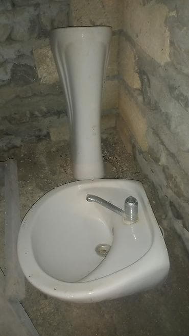 Ağ rəngli keramik əlüzyuyan dəsti - Komplekt: divara/qurğuya montaj