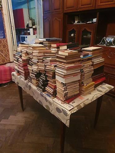 Böyük ev kitabxanası – müxtəlif mövzularda kitab toplusu - Təxminən